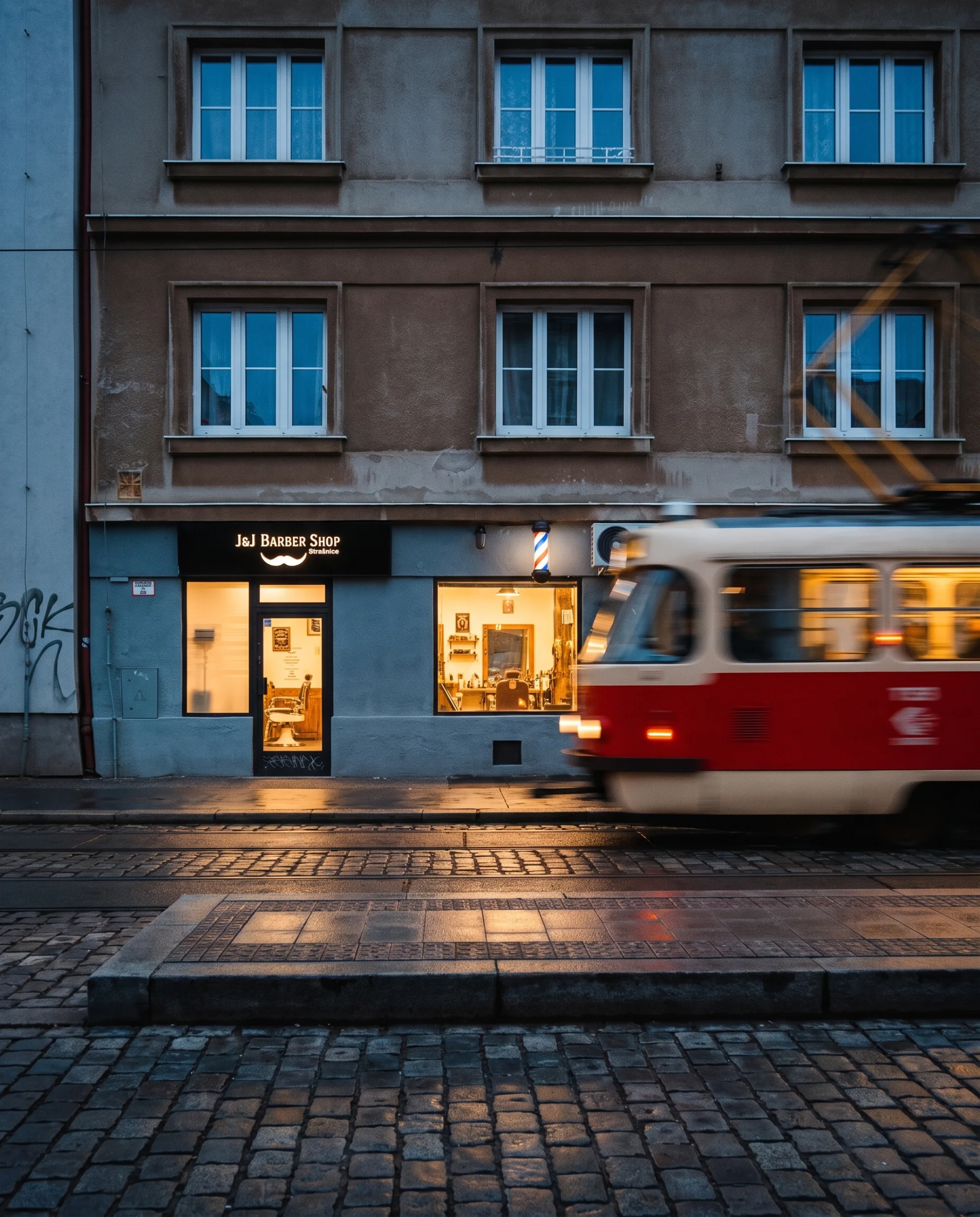 Výloha J&J Barber Shop Strašnice, Černokostelecká 23