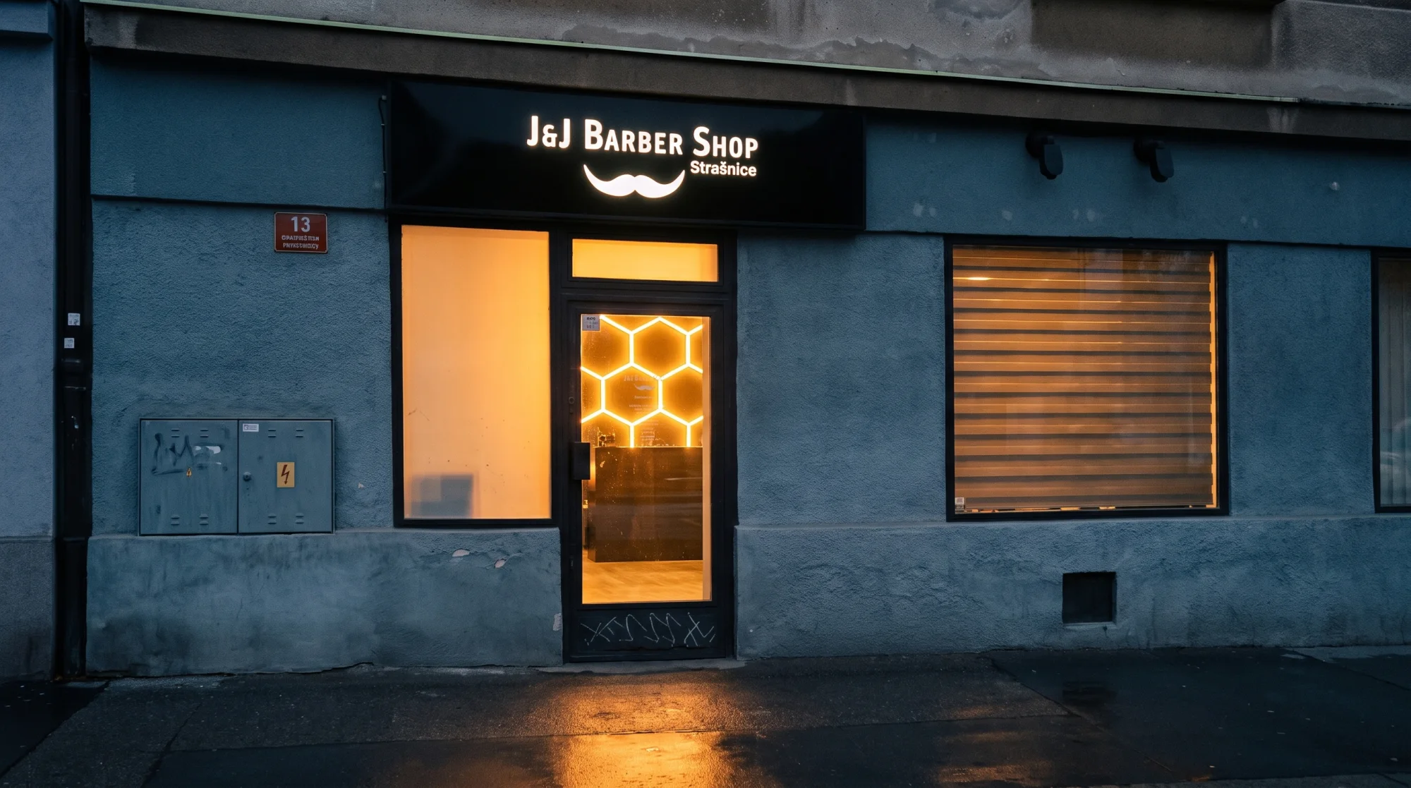 Výloha barbershopu J&J ve Strašnicích za soumraku