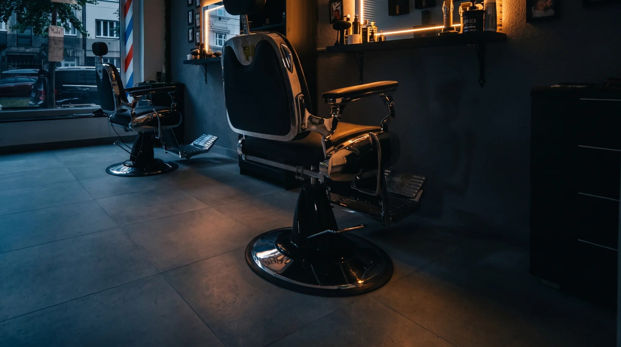 Křeslo v barbershopu J&J