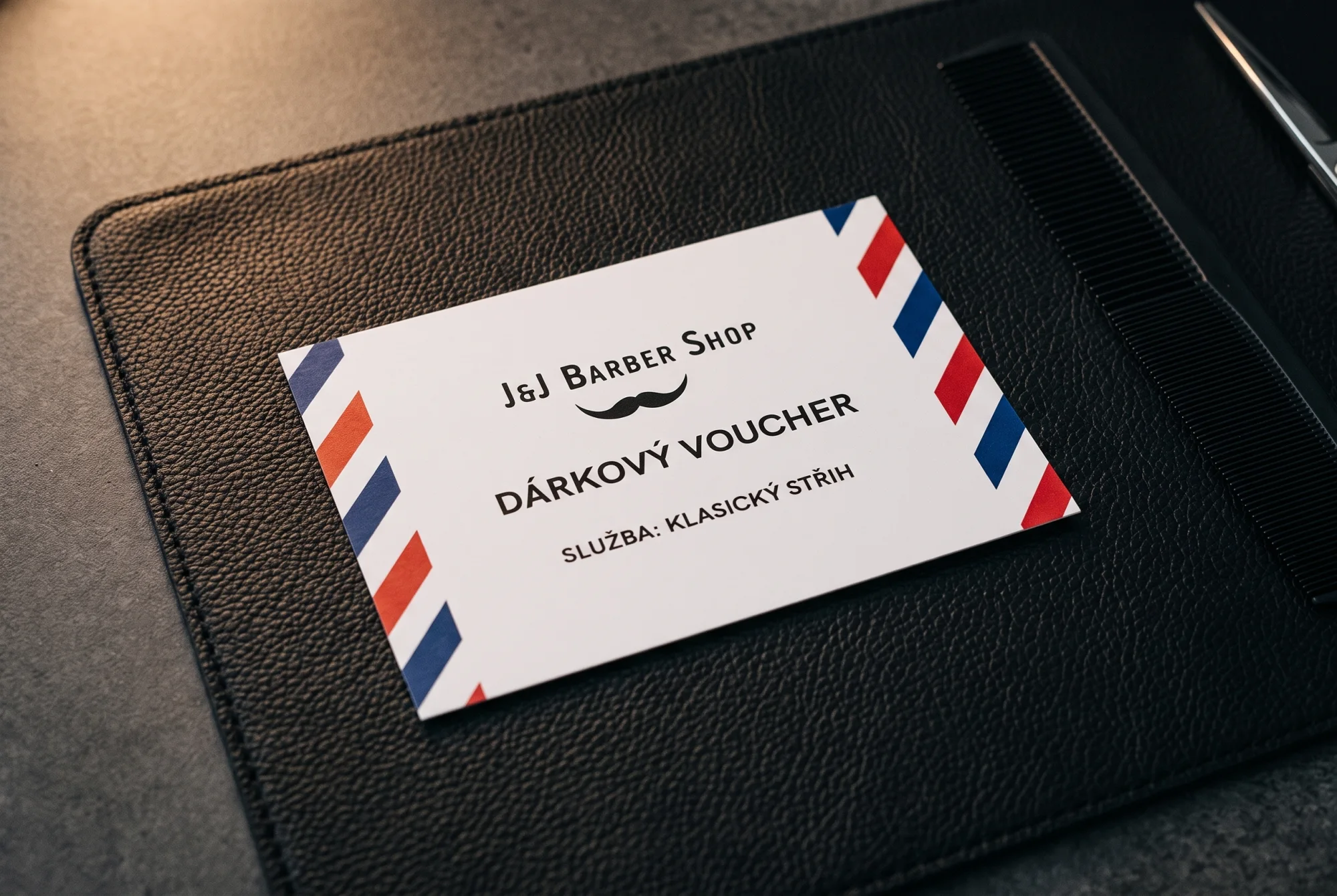 Dárkový voucher J&J Barber Shop na kožené podložce