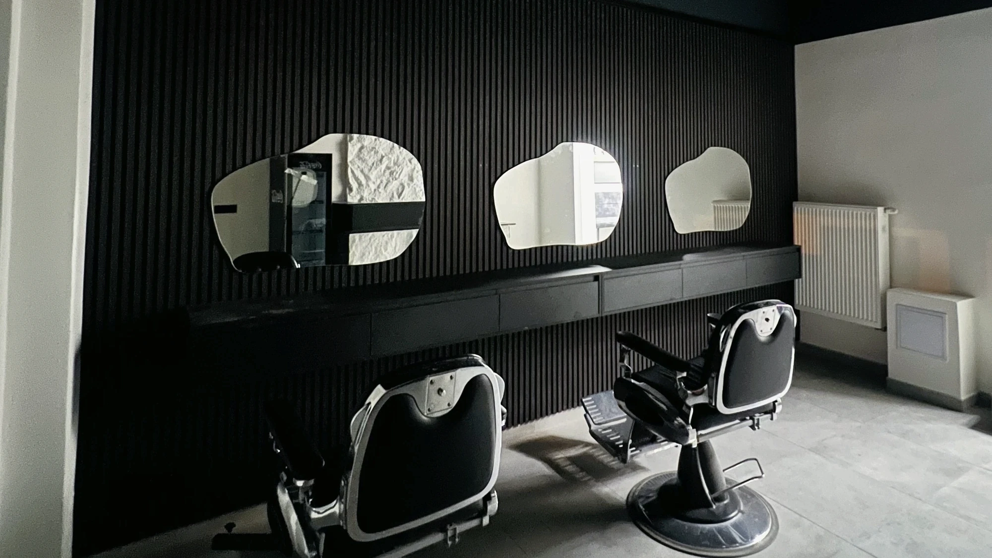 Interiér J&J Barber Shop Vršovice – křesla a zrcadla