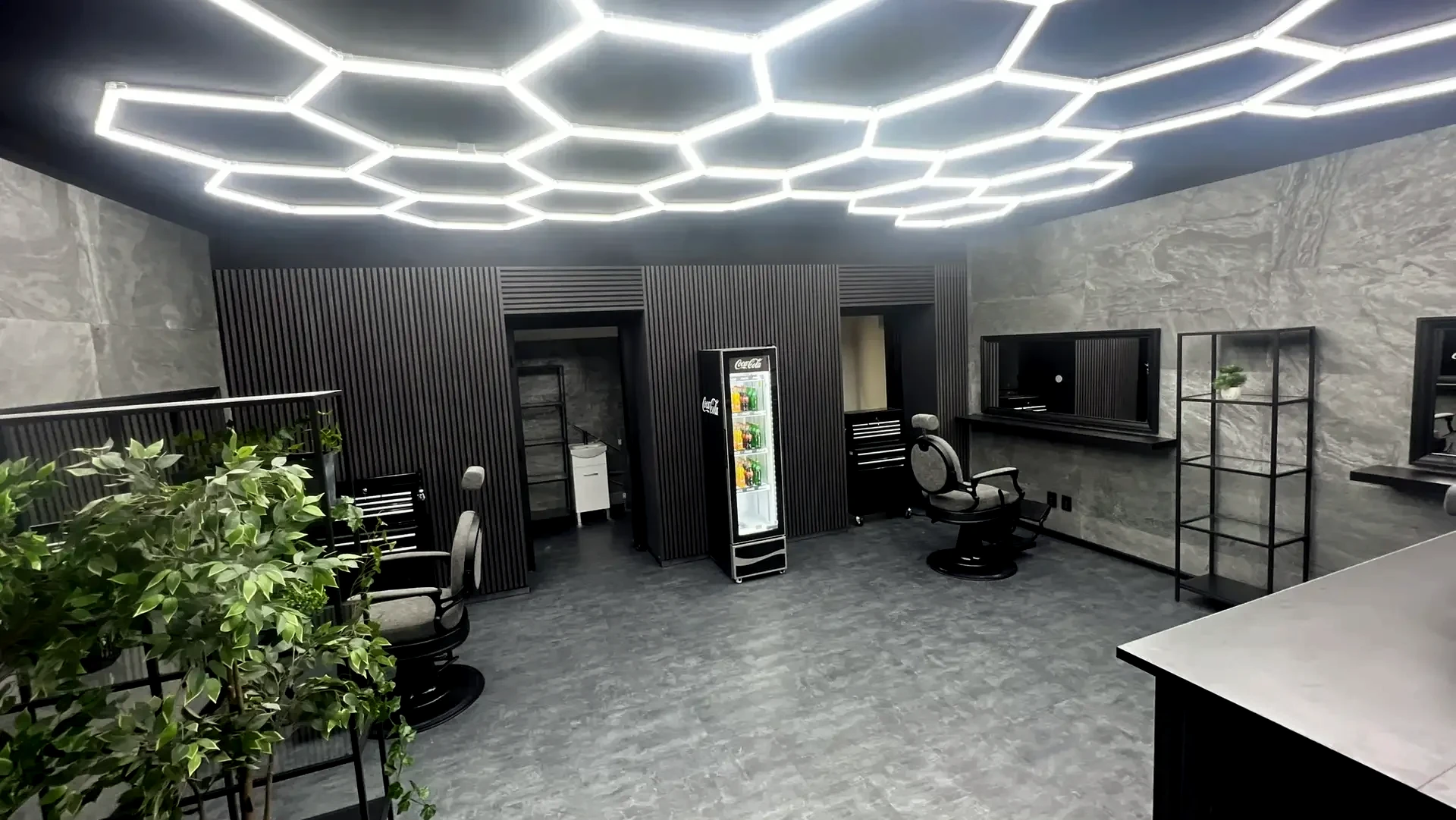 Interiér J&J Barber Shop Strašnice – voštinový strop, křesla a recepce