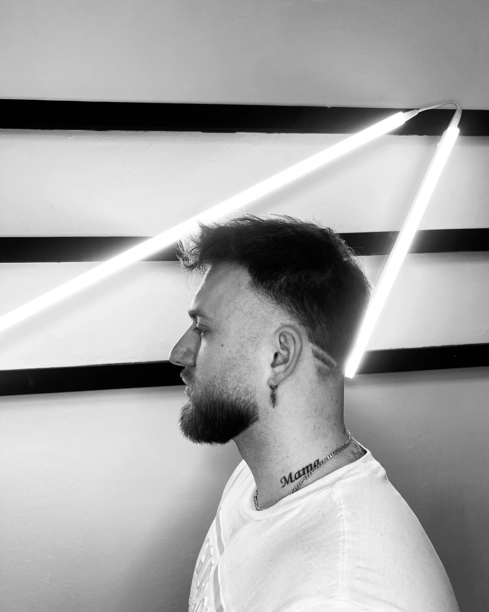 Černobílý profil: fade a upravené vousy