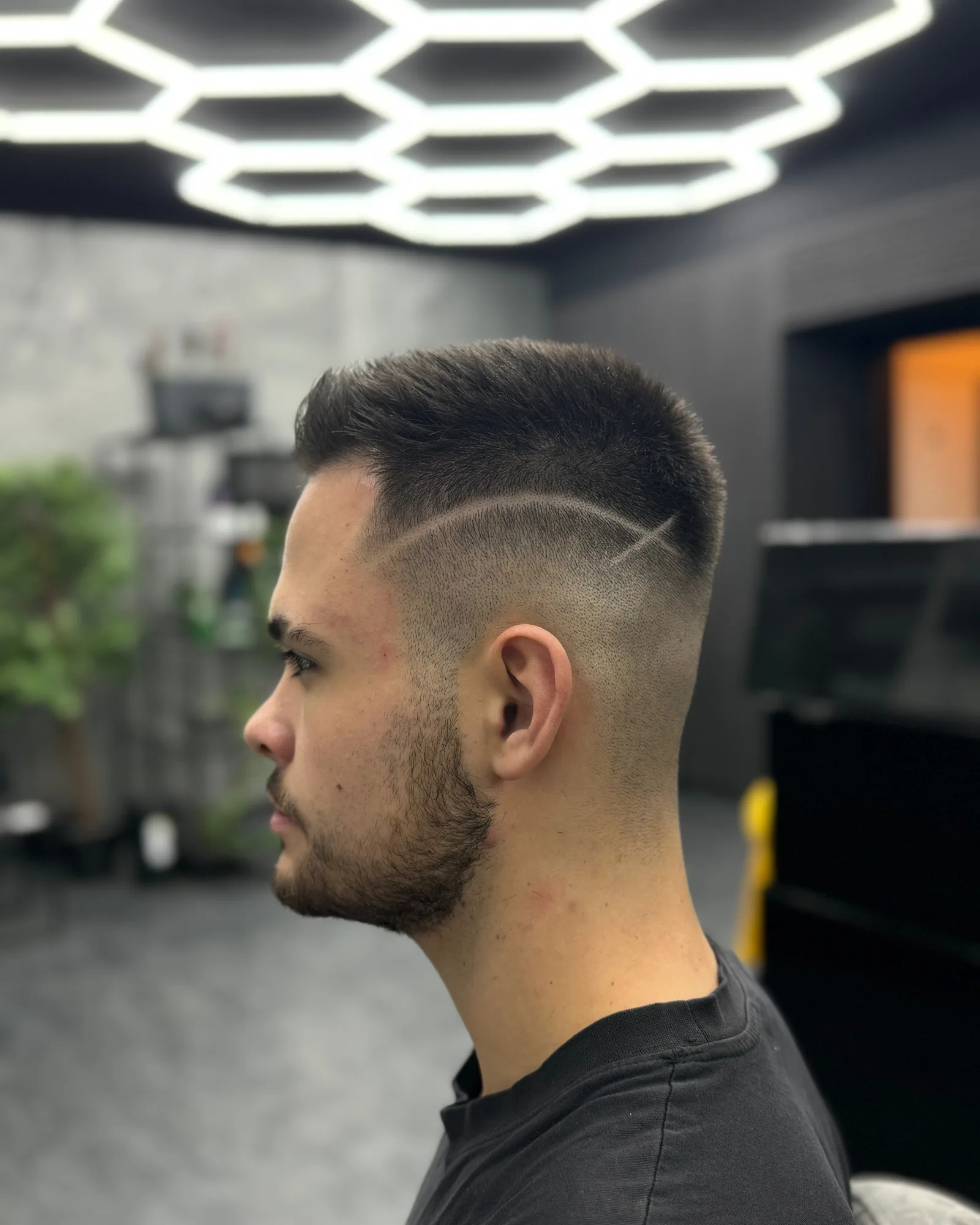 Fade s vyholenou linkou na boku