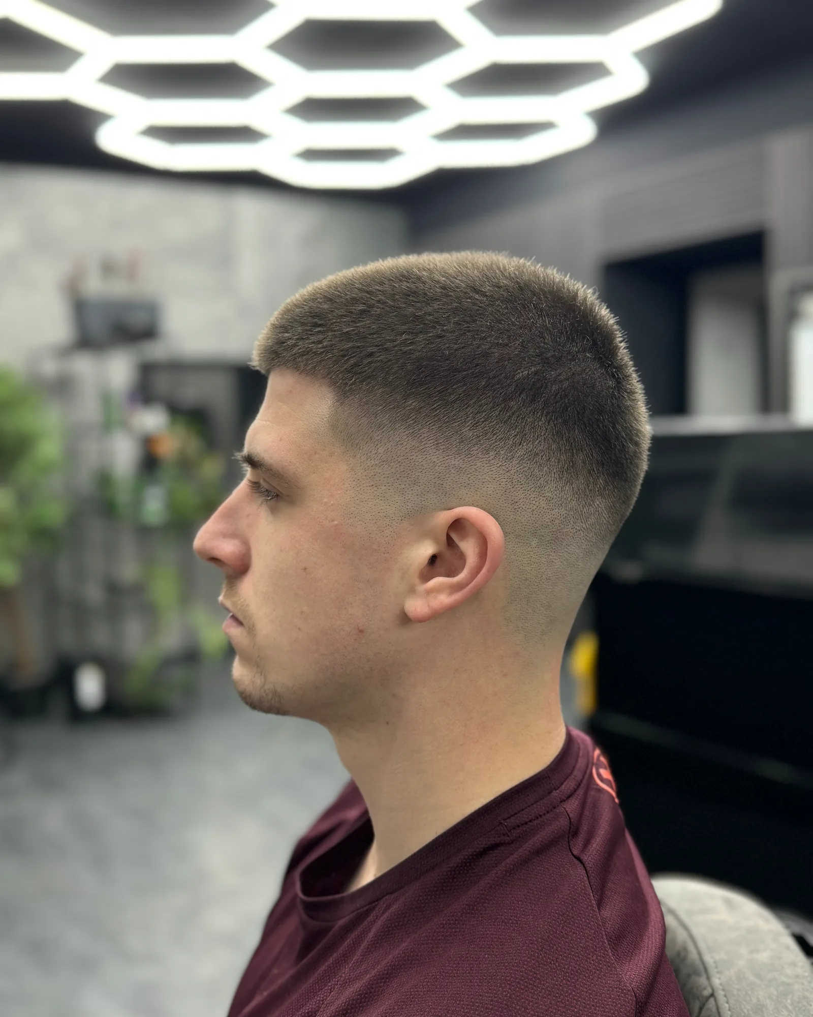 Krátký střih se skin fadem z profilu
